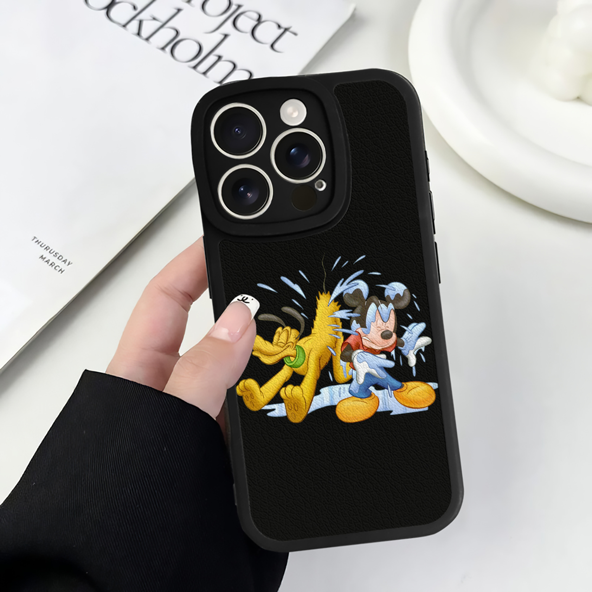 （画像用） ミッキーマウス Mickey Mouse 【iPhone 16シリーズ対応】シリコンスマホケース（レザー調） 材質：シリコン